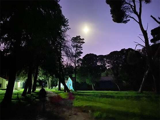 La estancia al atardecer con luna y sendero